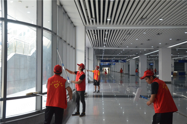 城投集團開展“創(chuàng)衛(wèi)迎暗訪、全城大掃除”主題志愿活動