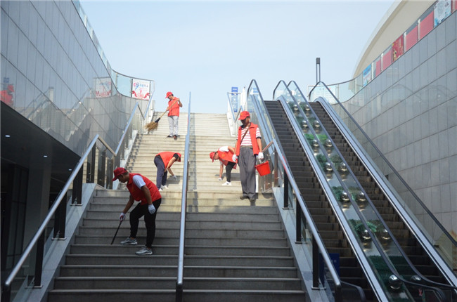 城投集團開展“創(chuàng)衛(wèi)迎暗訪、全城大掃除”主題志愿活動