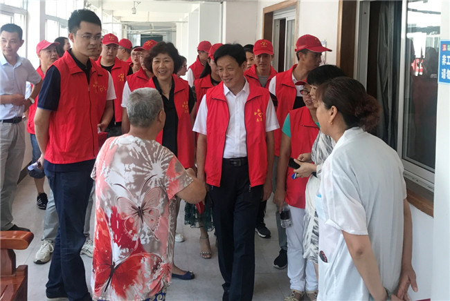 城投集團開展“傳承紅色基因，敬老愛幼先行” 現(xiàn)場獻愛心活動