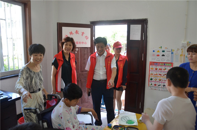 城投集團開展“傳承紅色基因，敬老愛幼先行” 現(xiàn)場獻愛心活動