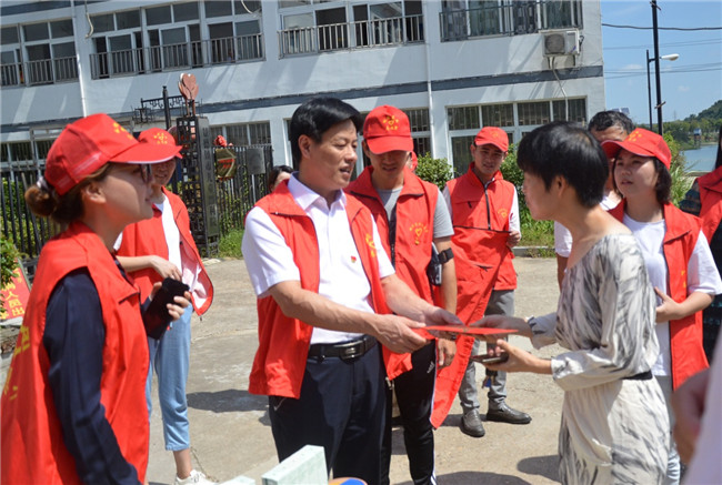 城投集團開展“傳承紅色基因，敬老愛幼先行” 現(xiàn)場獻愛心活動