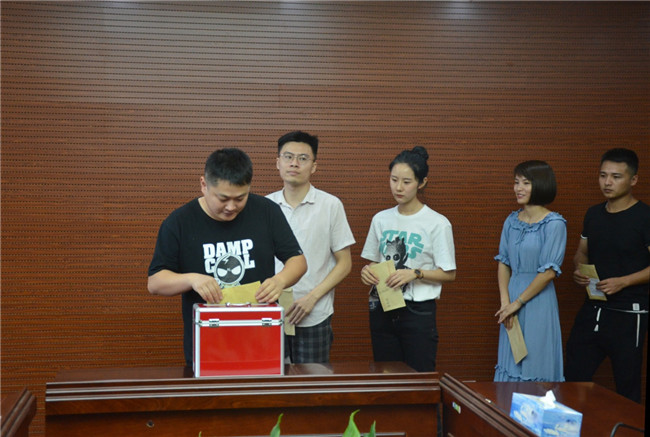 城投集團開展“傳承紅色基因，敬老愛幼先行” 現(xiàn)場獻愛心活動