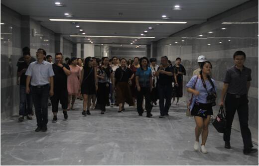 喜迎十九大，身邊看變化——我市干部賢內(nèi)助、鄉(xiāng)鎮(zhèn)街道負(fù)責(zé)人參觀高鐵商務(wù)區(qū)