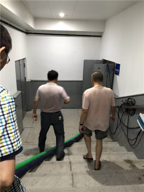 防汛抗洪在一線 服務(wù)旅客不下線——城開投公司站前廣場服務(wù)中心防汛紀實