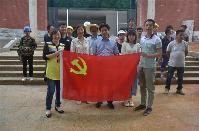 炎炎夏日送清涼，點(diǎn)滴關(guān)懷暖人心——城投集團(tuán)各黨支部開展“送清涼”慰問一線員工活動