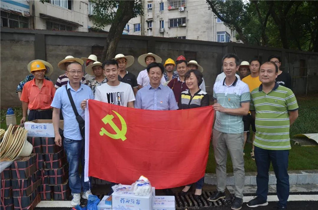 炎炎夏日送清涼，點(diǎn)滴關(guān)懷暖人心——城投集團(tuán)各黨支部開展“送清涼”慰問一線員工活動