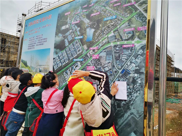 “千人市民觀察團”走進城投集團龍山湖公園、陶瓷產(chǎn)業(yè)加速基地等項目