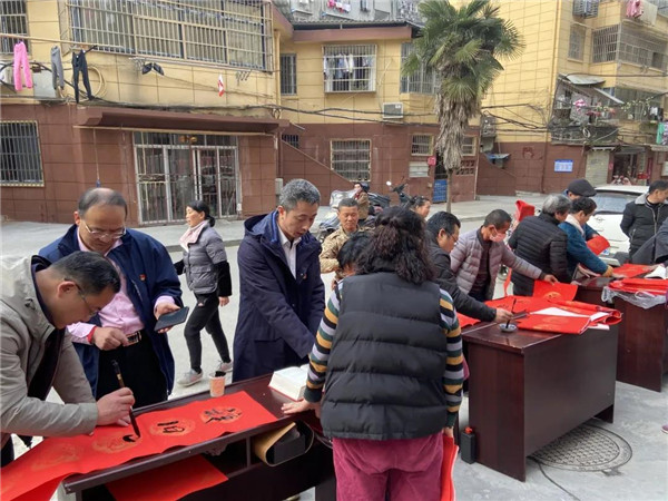 城投集團送福送春聯(lián)，社區(qū)公益活動暖人心