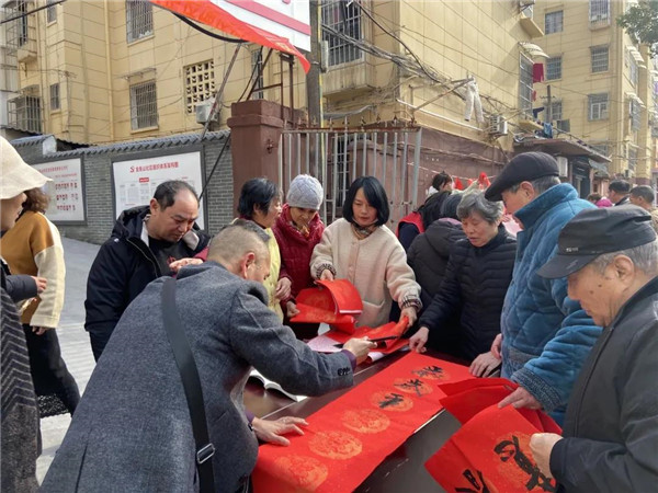 城投集團送福送春聯(lián)，社區(qū)公益活動暖人心